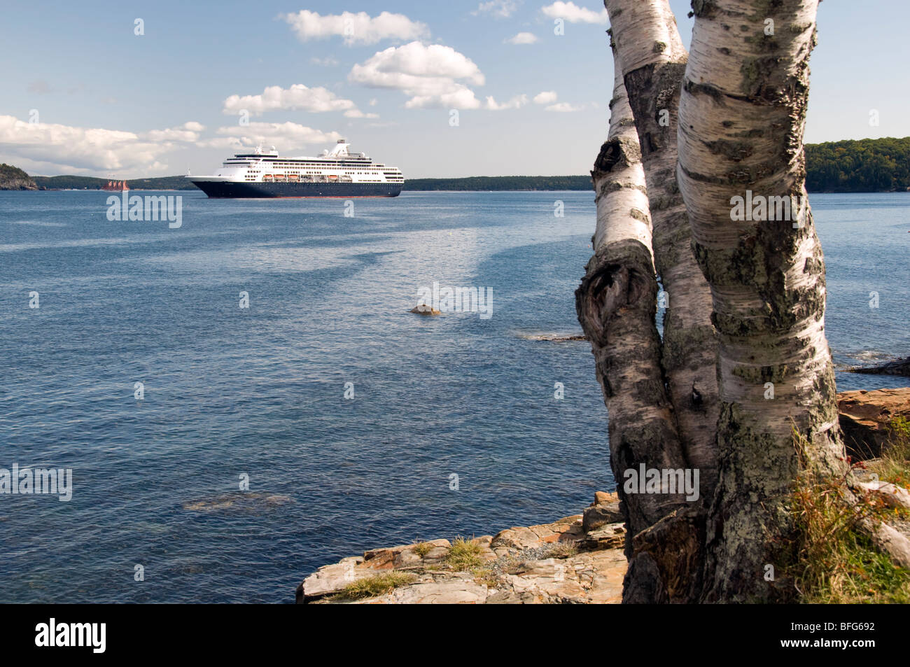 Ein Kreuzfahrtschiff liegt vor Anker in der Bucht des Franzosen, von Bar Harbor, Maine, USA. Stockfoto