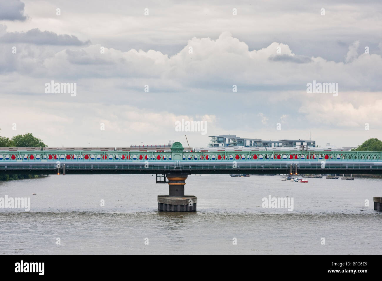 District Line u-Bahn überqueren Sie die Themse in putney Stockfoto