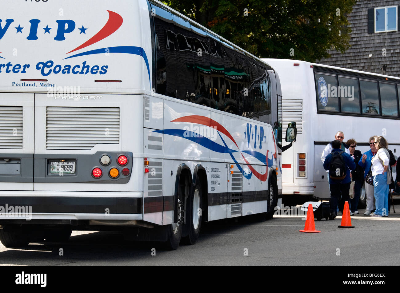 Tour-Busse warten auf Touristen in Bar Harbor, Maine, USA. Stockfoto