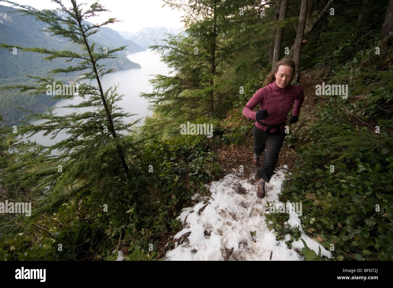 Junge Frau läuft auf dem Diez Vistas Trail. Buntzen Lake Regionalpark. Port Moody, British Columbia, Kanada Stockfoto