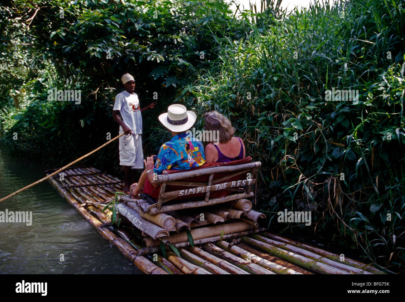 Die jamaikanische Mann, erwachsenen Mann, Tour Guide, Touristen, Paar, Bambusfloß, Bambus Floßfahrt, der große Fluss, große Fluss, Dorf von Lethe, Jamaika Stockfoto