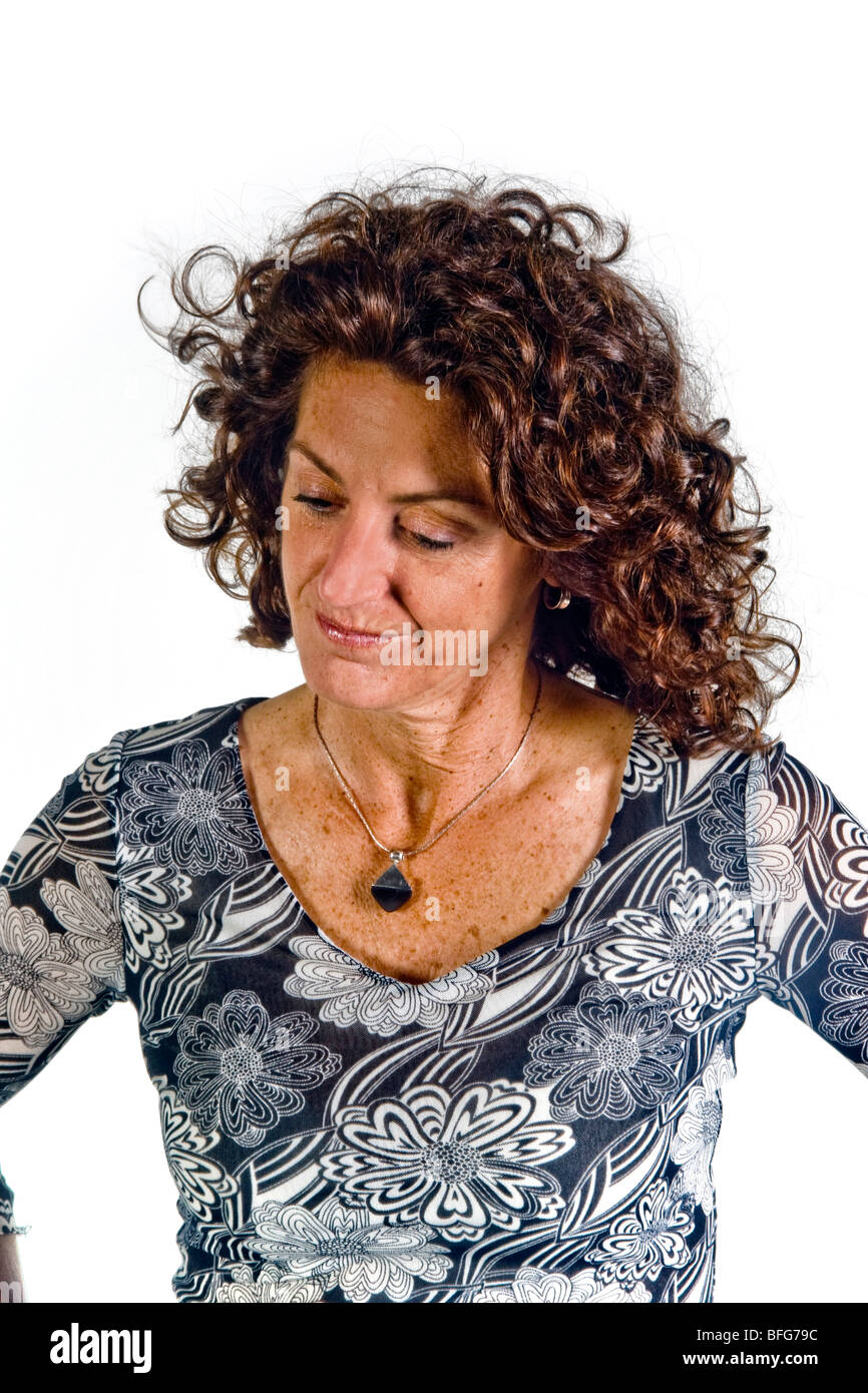 Eine Frau Geste der blickte mit Gesicht wandte sich ab zeigt Unglauben hinsichtlich der Körpersprache. Stockfoto