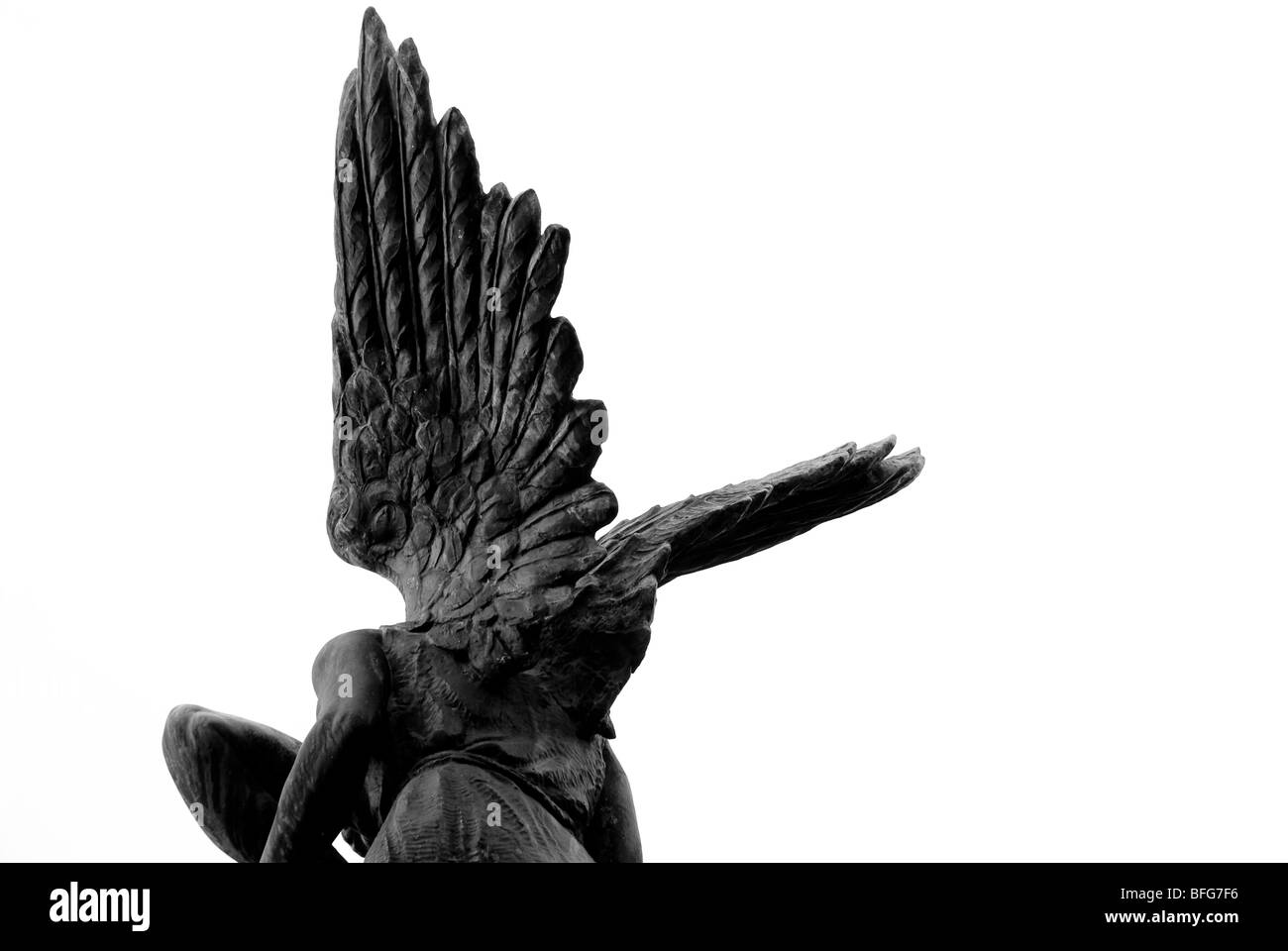 Monumento Ai Caduti, Denkmal für den 1. Weltkrieg Flügel Detail der Engel gegen die weißen Himmel, Cortona, Toskana, Italien Stockfoto
