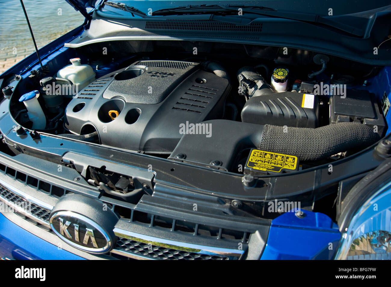 Diesel-Motor in 2009 Modell des Kia Sportage Stockfoto