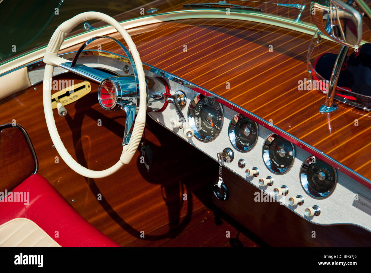 Cockpit eines klassischen Motorboot Riva Super Florida Stockfotografie ...