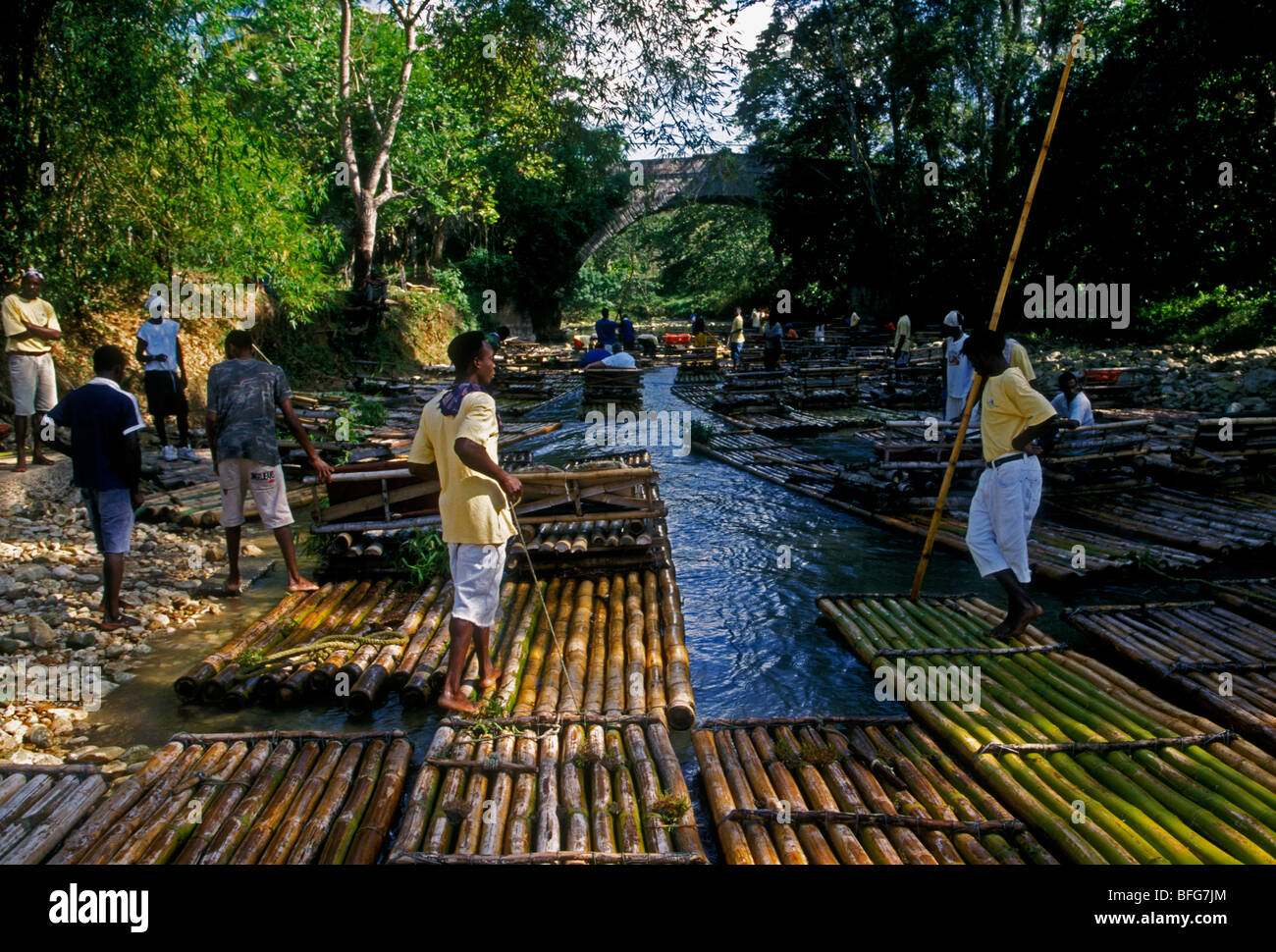 Jamaikanische Männer, erwachsene Männer, Reiseleiter, Bambusflöße, Bambus Floßfahrt, der große Fluss, große Fluss, Dorf von Lethe, Jamaika Stockfoto