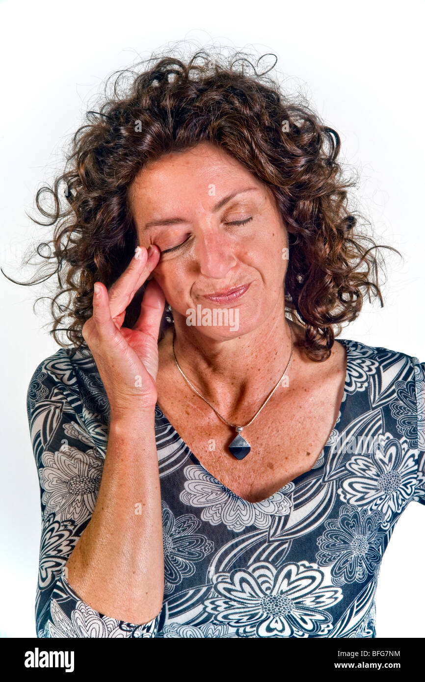 Reiben ihr Auge zeigt eine Stimmung von Zweifel und Unglauben in diese Frau Körpersprache gesehen. Stockfoto