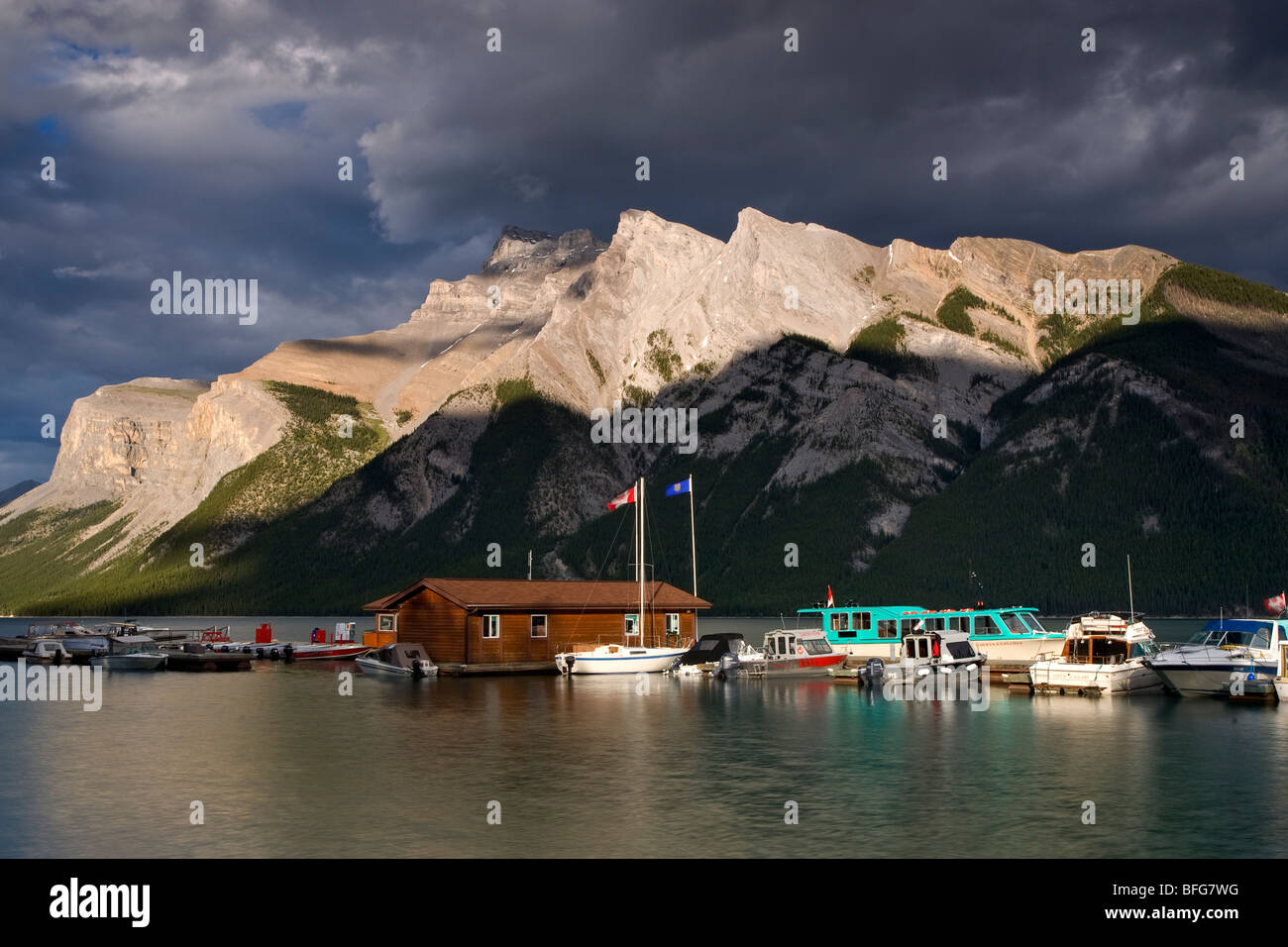 Sonnenuntergang am Lake Minnewanka Bootshaus in Banff Nationalpark, Alberta, Kanada Stockfoto