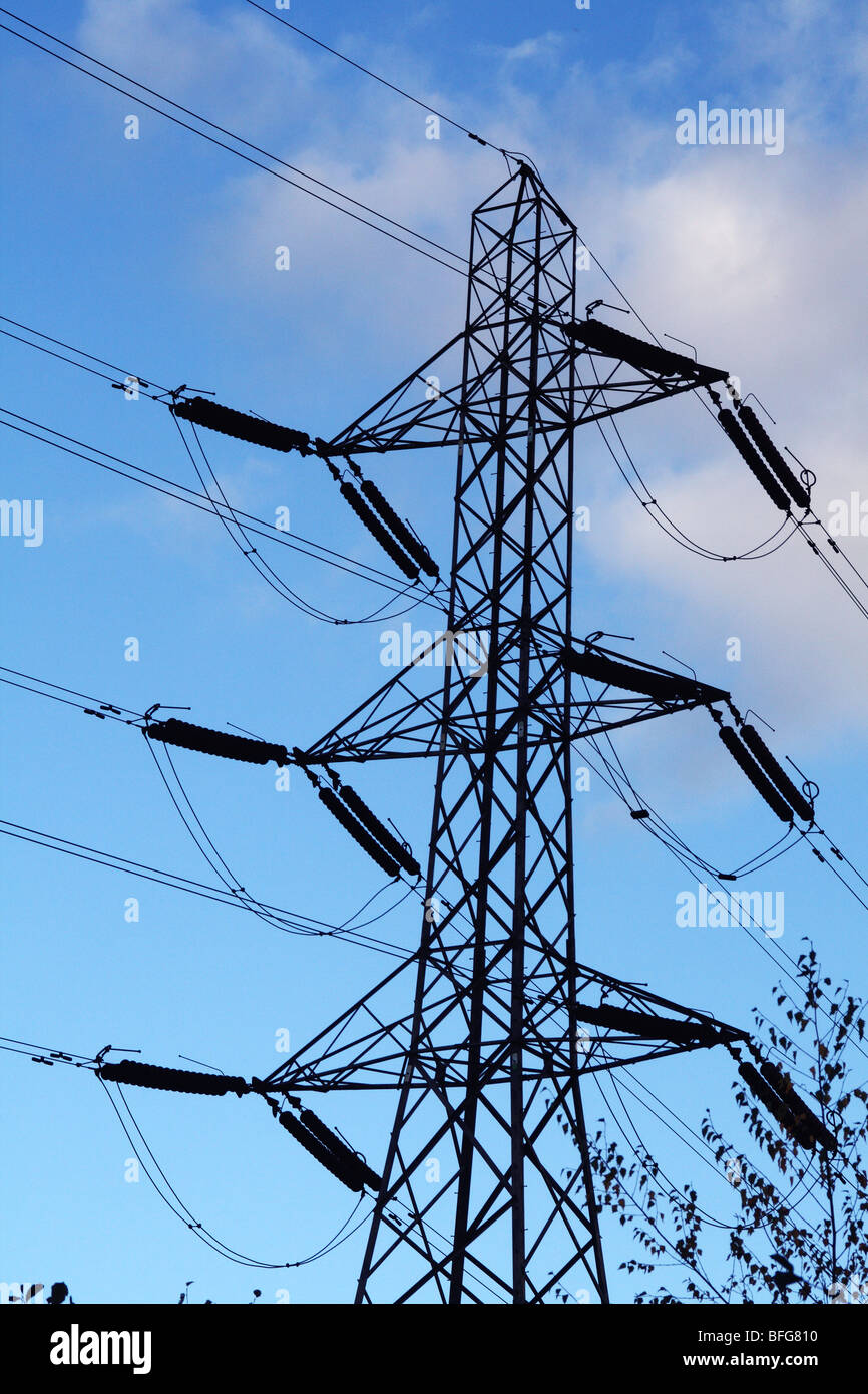 Strommast mit Stromleitungen Teil von National Grid Stockfoto