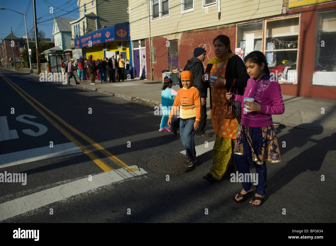 Die Gemeindemitglieder der Singh Sabha Sikh Tempel von New York während der Queens interreligiöse Einheit Walk Stockfoto