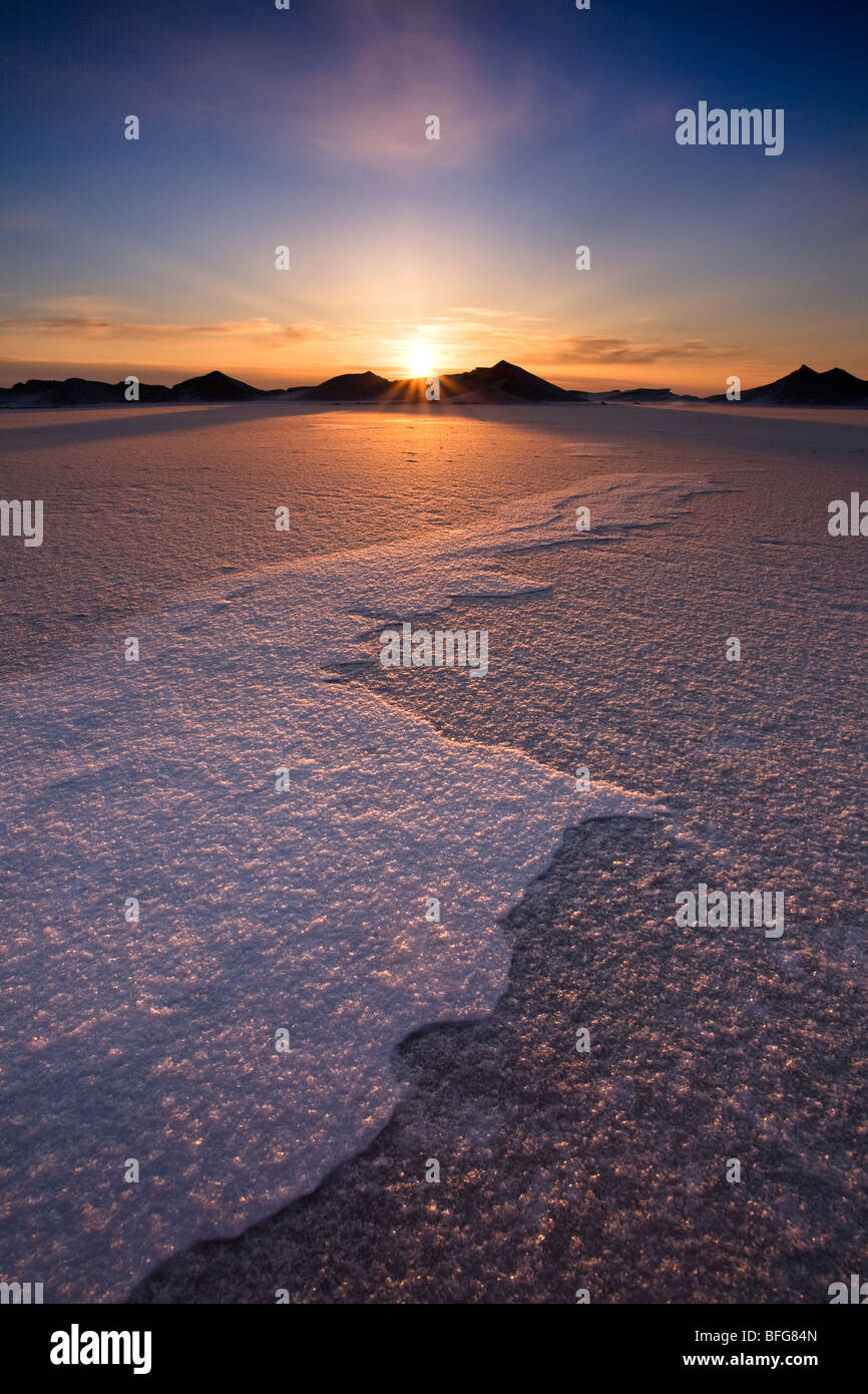 Die Sonne versinkt hinter Bergen von Packeis am Lake Huron in Bayfield, Ontario, Kanada Stockfoto