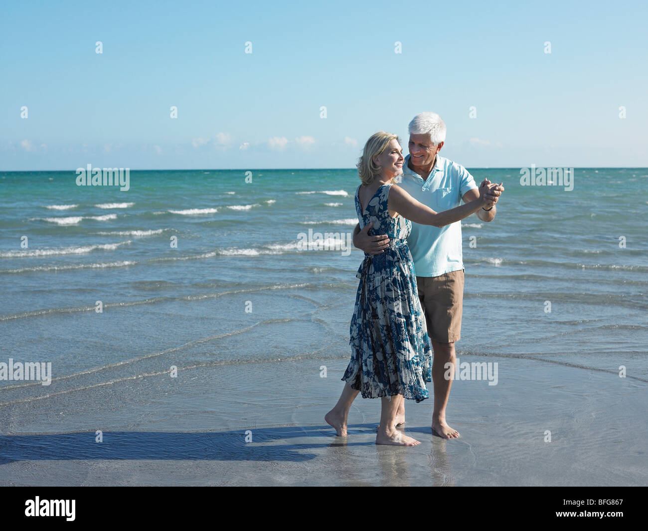 Älteres paar tanzen am Strand Stockfoto