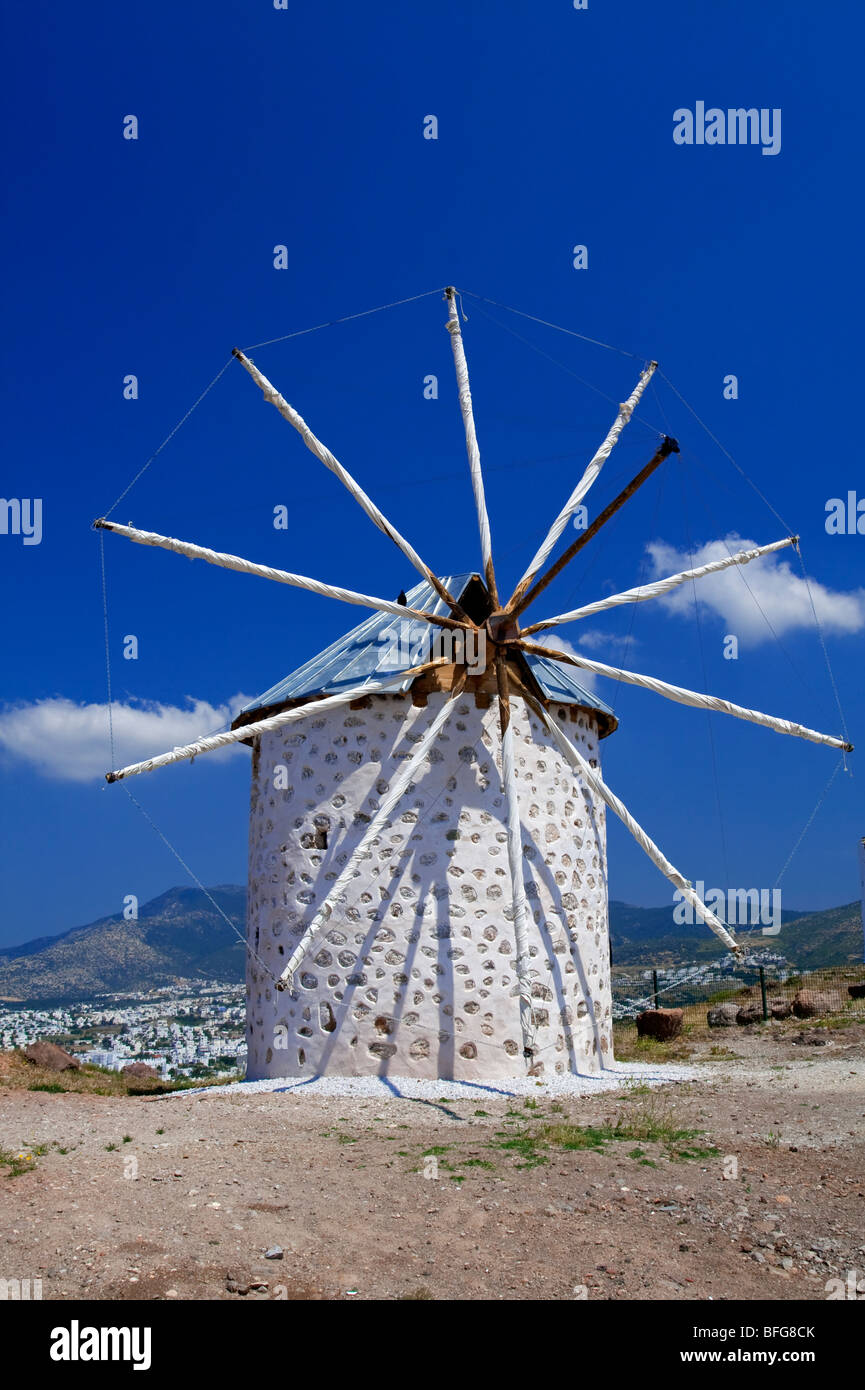 Traditionelle Windmühle auf einem Hügel oberhalb von Bodrum in der Westtürkei Stockfoto