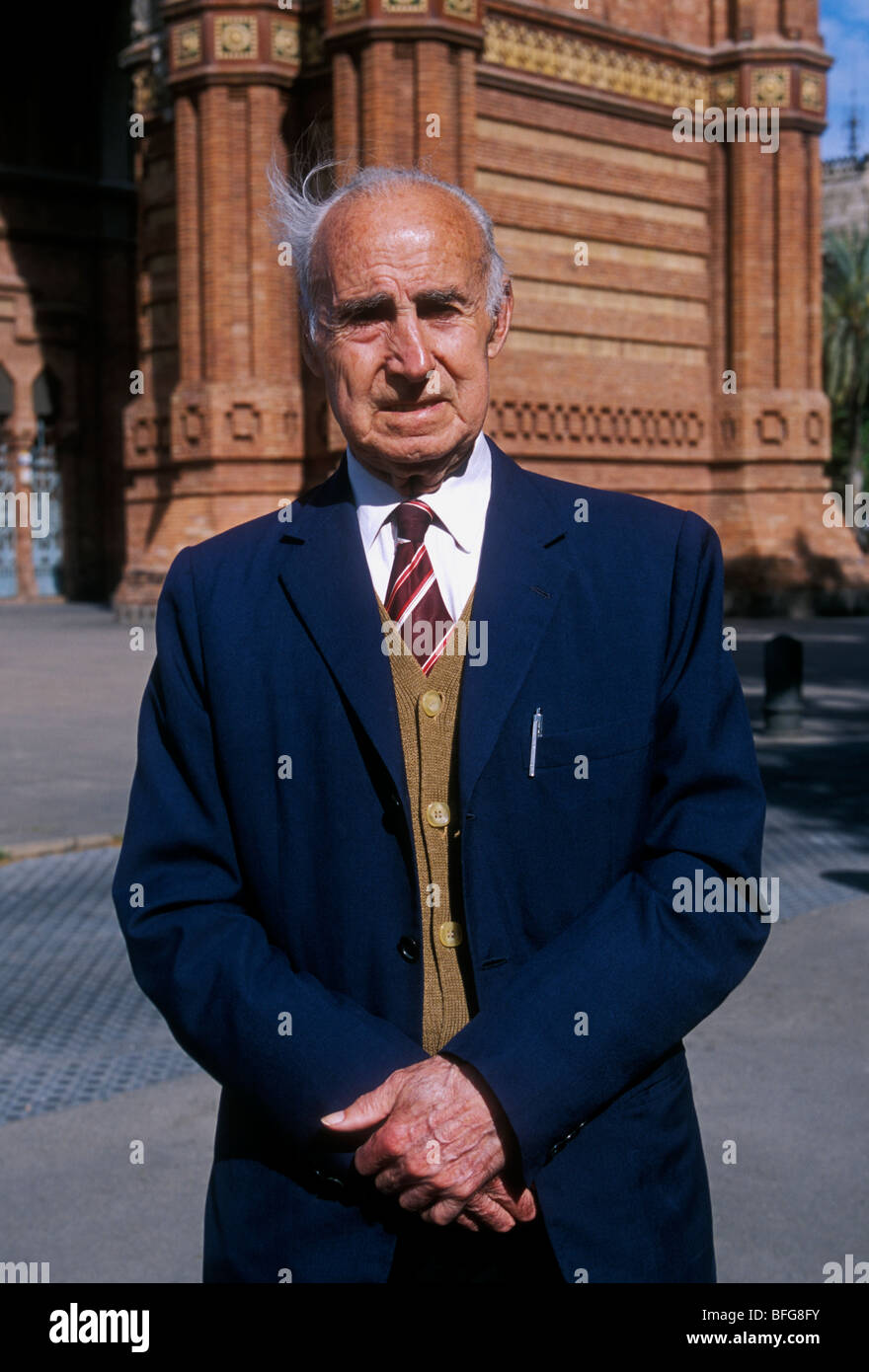1, 1, Spanier, Spanisch, Mann, erwachsener Mann, alter Mann, älterer Mann, reifer Mann, Augenkontakt, Vorderansicht, Barcelona, Provinz Barcelona, Spanien, Europa Stockfoto