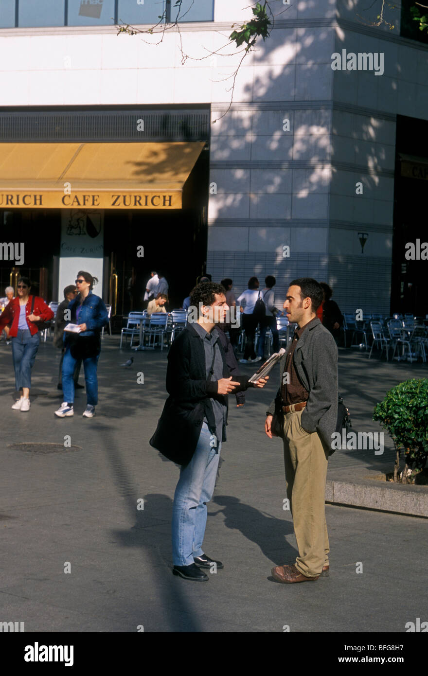 Spanier, Spanierin, Spanier, Erwachsene Männer, Erwachsene Männer reden, Barcelona, Provinz Barcelona, Spanien, Europa Stockfoto