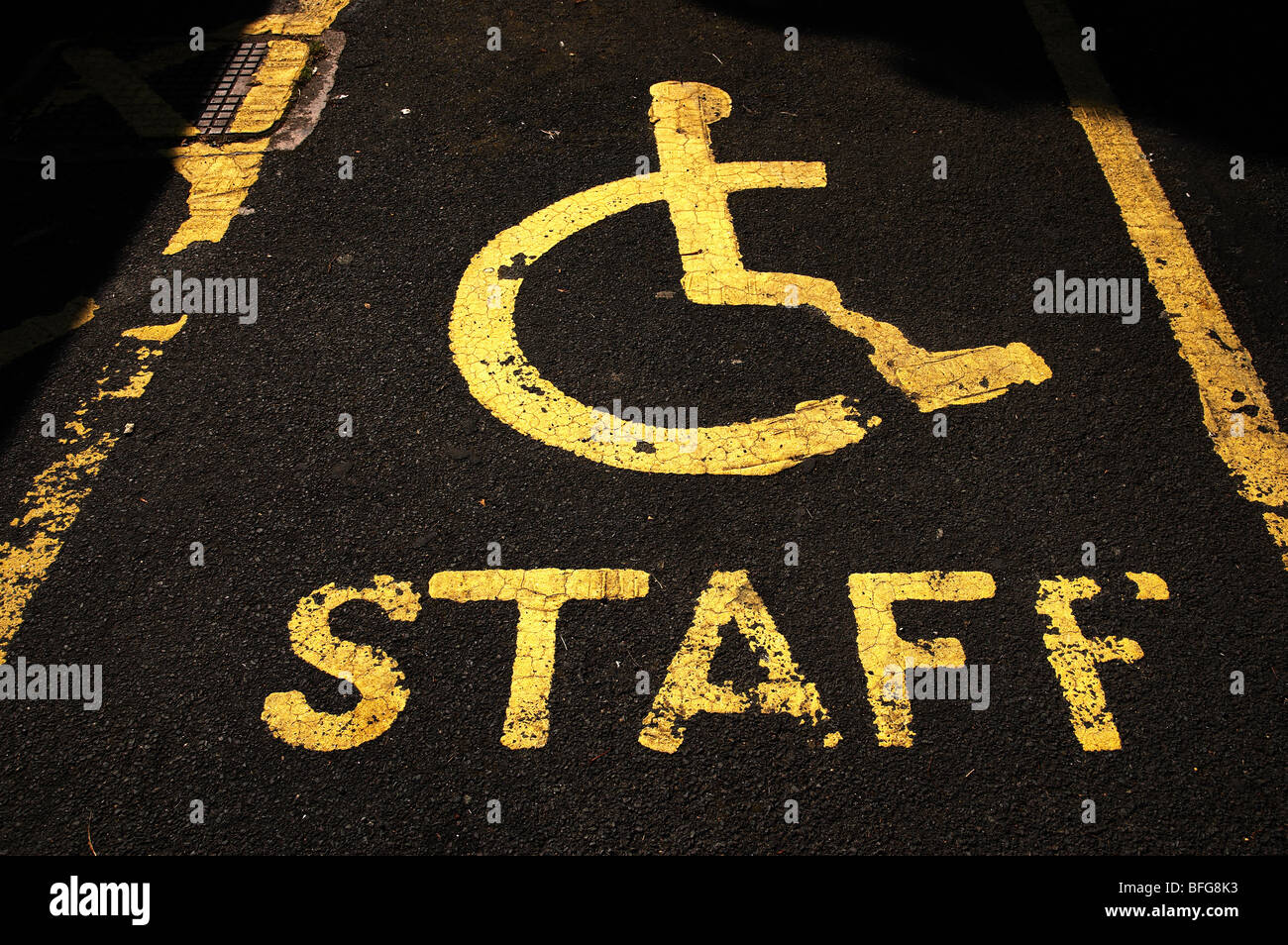 Parkplatz Schild für Menschen mit Behinderungen auf Asphalt gemalt Stockfoto
