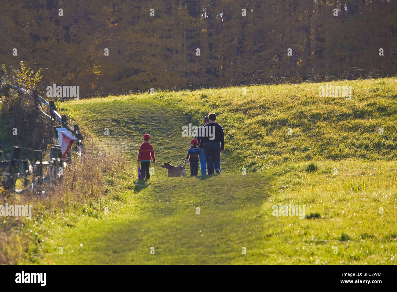 Familie mit Hund, Wandern im Knox Farm State Park in East Aurora, New York Stockfoto