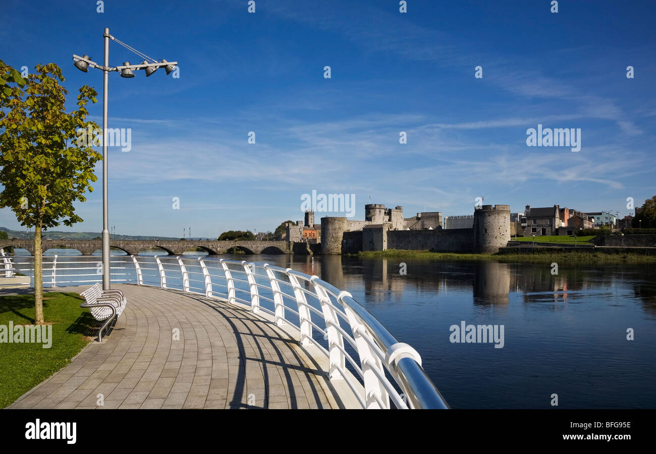 Moderne Riverside Walk mit Blick auf 13. Jahrhundert König Johann-Burg und den Fluss Shannon, Limerick City, Irland Stockfoto