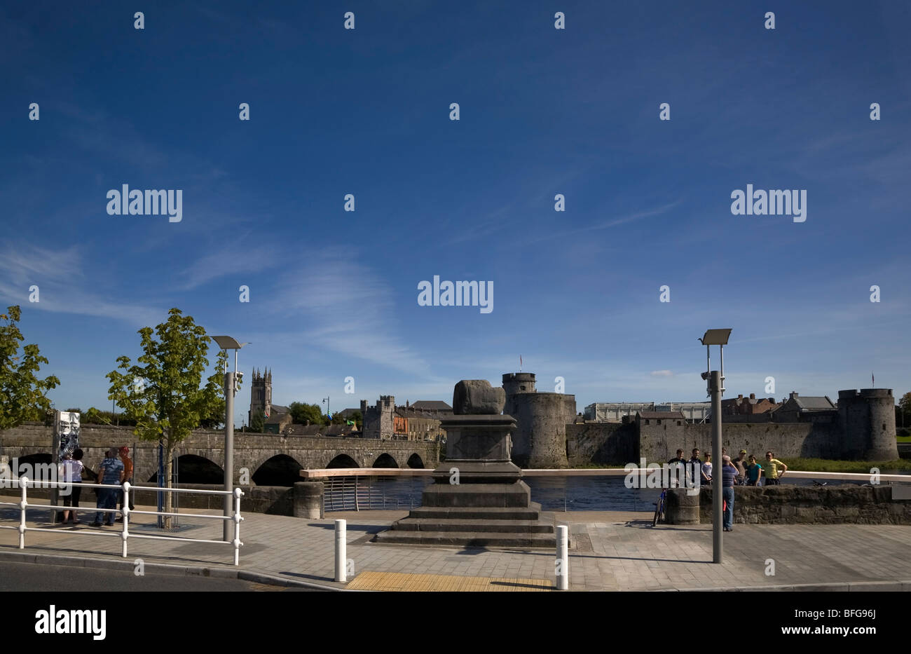 Treaty Stone, mit dem 13. Jahrhundert King John's Castle und Fluss Shannon, Limerick City, Irland Stockfoto