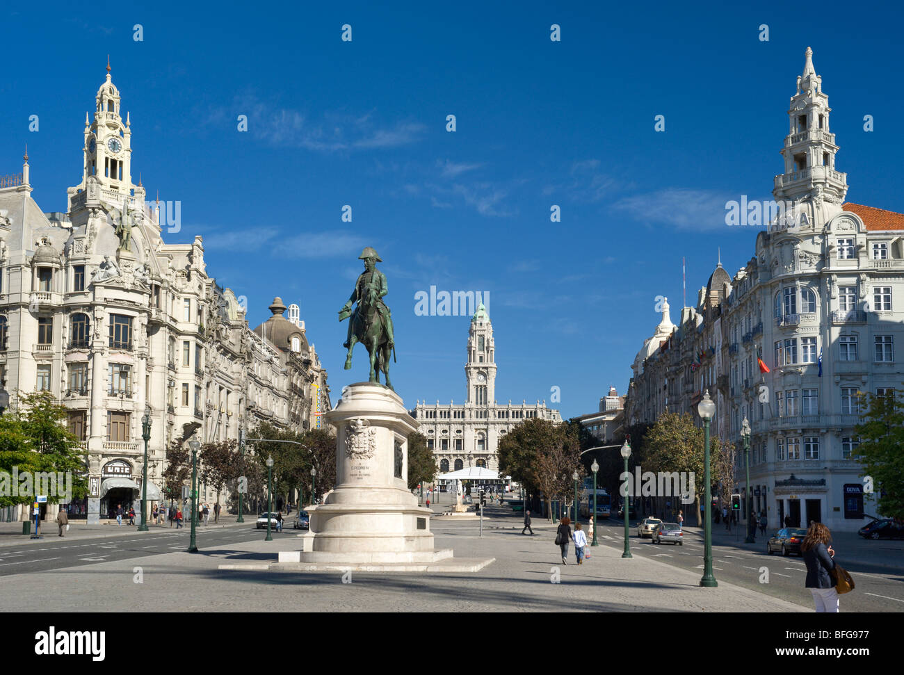 Portugal, Porto, Avenida Dos Aliados, die Reiterstatue, Dom Pedro IV und das Rathaus in der Ferne Stockfoto