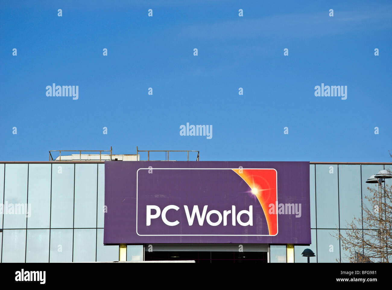 PC World-Logo im Store auf der great West Road, Brentford, West London, england Stockfoto