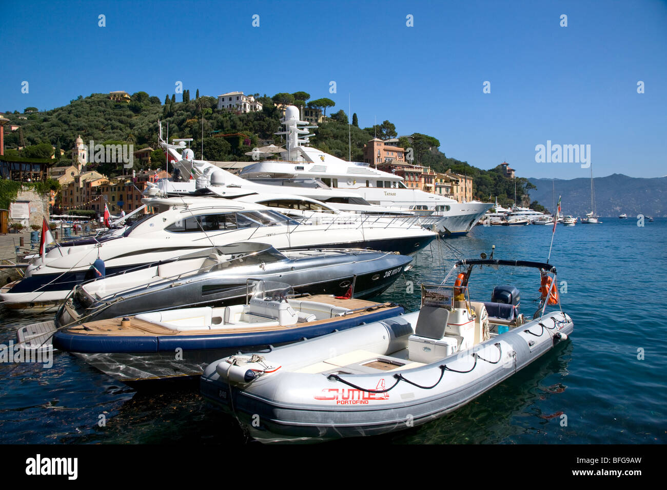 Luxus-Yachten vor Anker in Portofino, Ligurien, Italien Stockfoto