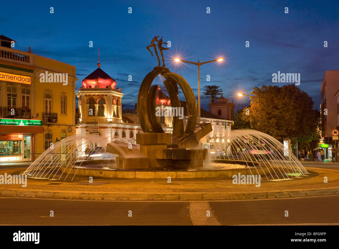 Portugal, Algarve, Brunnen in der Mitte von Loulé (Loulé) am Abend Stockfoto