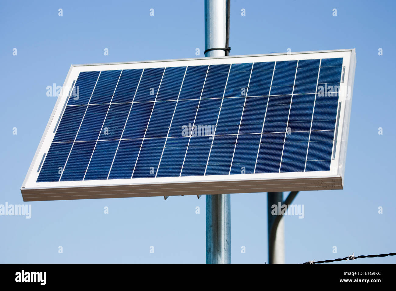 Photovoltaik-Anlage an einem Pol gegen blauen Himmel Stockfoto