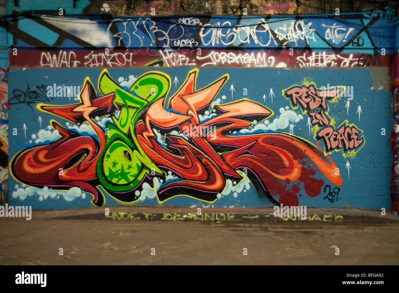 Graffiti an der Wand. Londoner Southbank ein beliebter Veranstaltungsort für skating und Graffi. Stockfoto