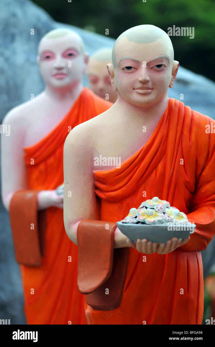 Dambulla Höhle Tempel, Statuen buddhistischer Mönch, Dambulla, Sri Lanka, buddhistische Mönche in Dambulla, Sri Lanka Stockfoto