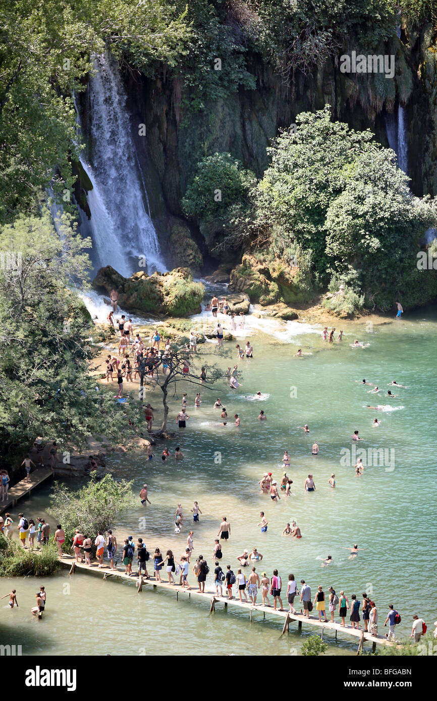 Bosnien und Herzegowina, Ljubuski Bezirk. Menschen schwärmen auf Trebizat Fluss schwimmen und Bad Erfrischung an heißen Sommertagen. Stockfoto