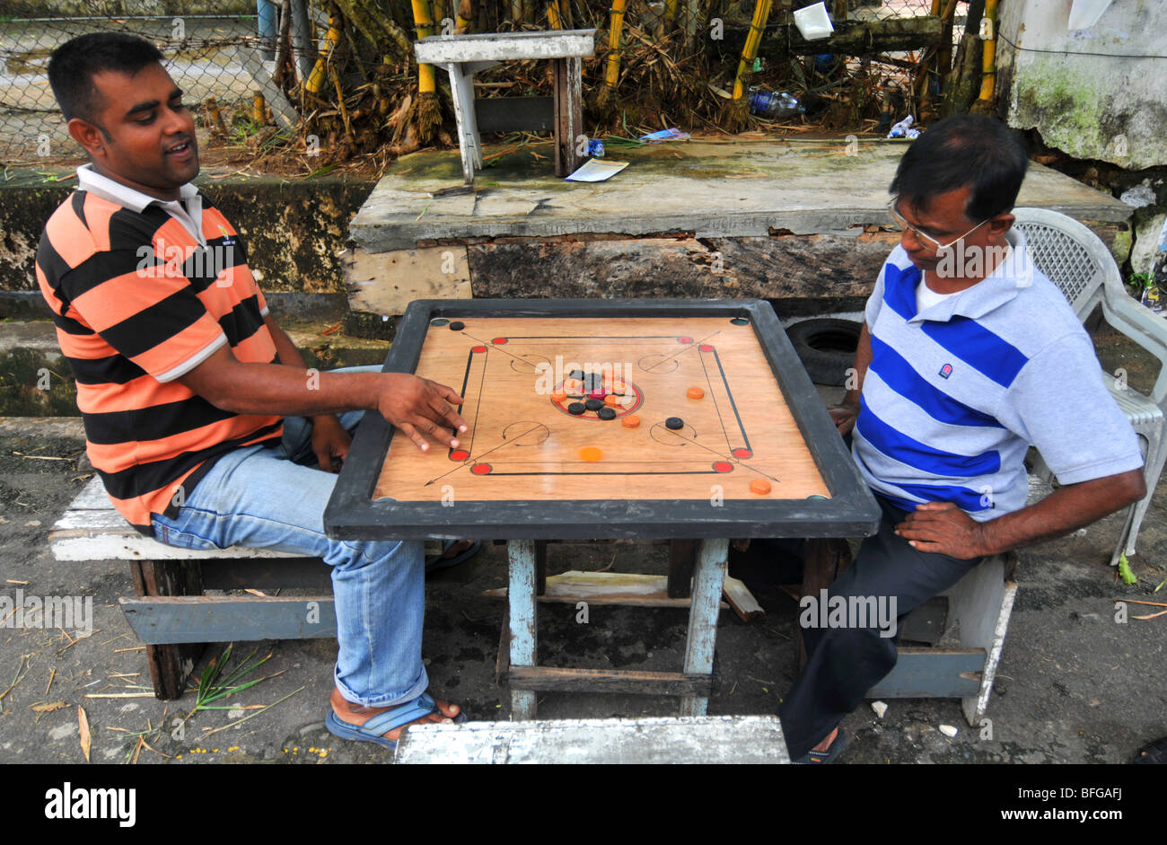 Carrom Brettspiel, Sri Lanka, Männer spielen Carrom außerhalb Stockfoto