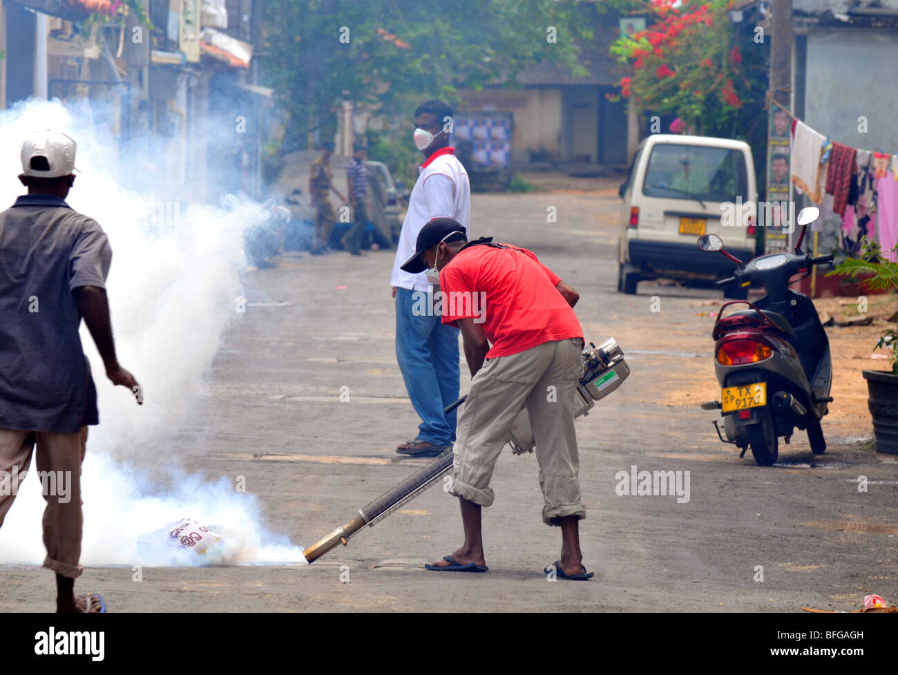 Fogging, geräuchert Kanalisation in Sri Lanka, controlling, Mücken, Mückenbekämpfung, Spritzen Mückenbekämpfung Stockfoto