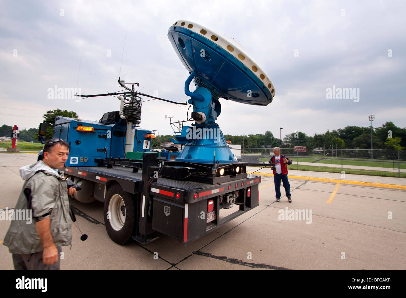 Vortex 2 Projektteilnehmer stehen neben einem Doppler-Radar-LKW geparkt im östlichen Nebraska, USA, 7. Juni 2009. Stockfoto