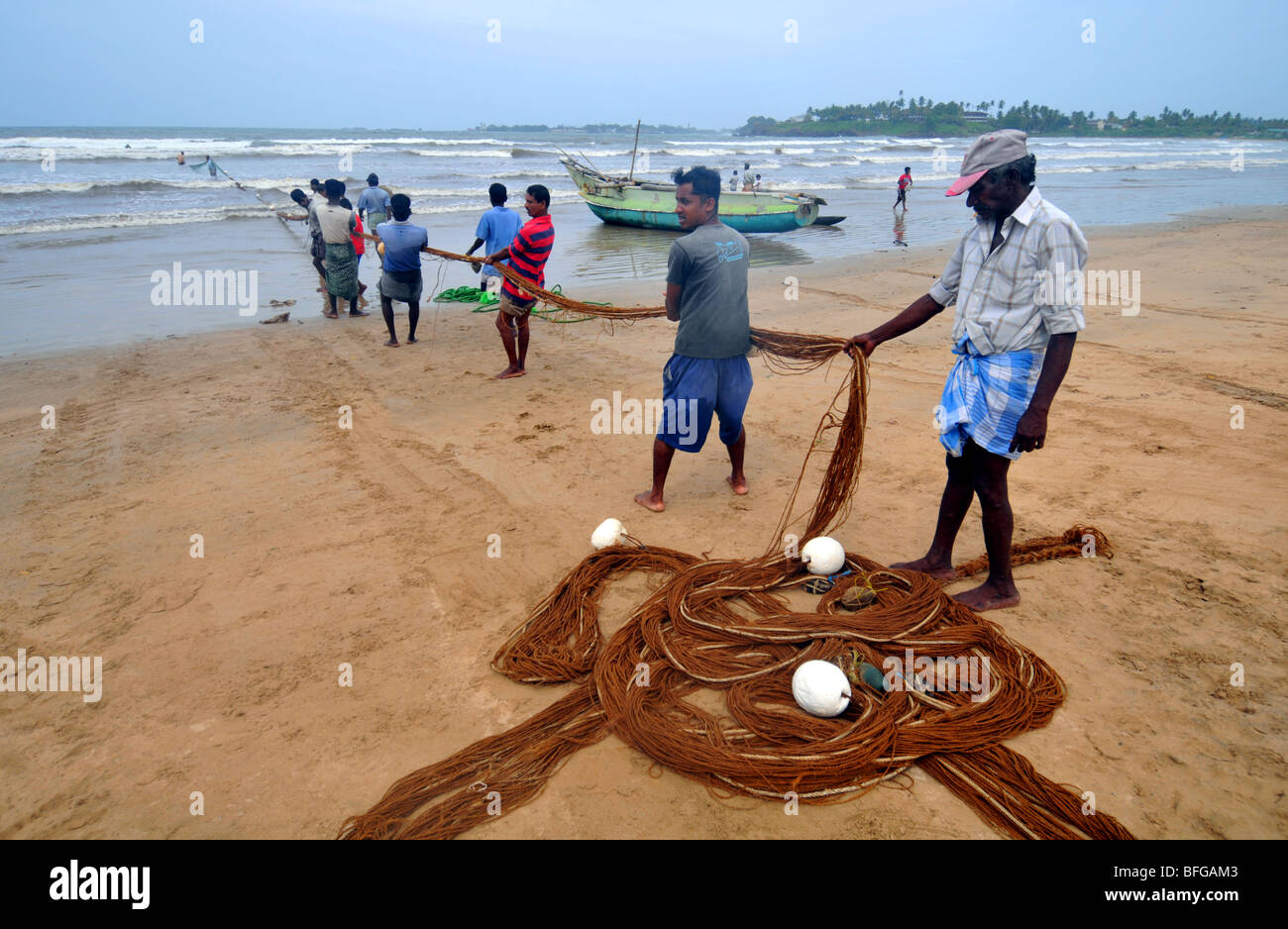 Fischer ziehen ihre Netze an einem Strand in der Nähe von Galle, Sri Lanka Stockfoto