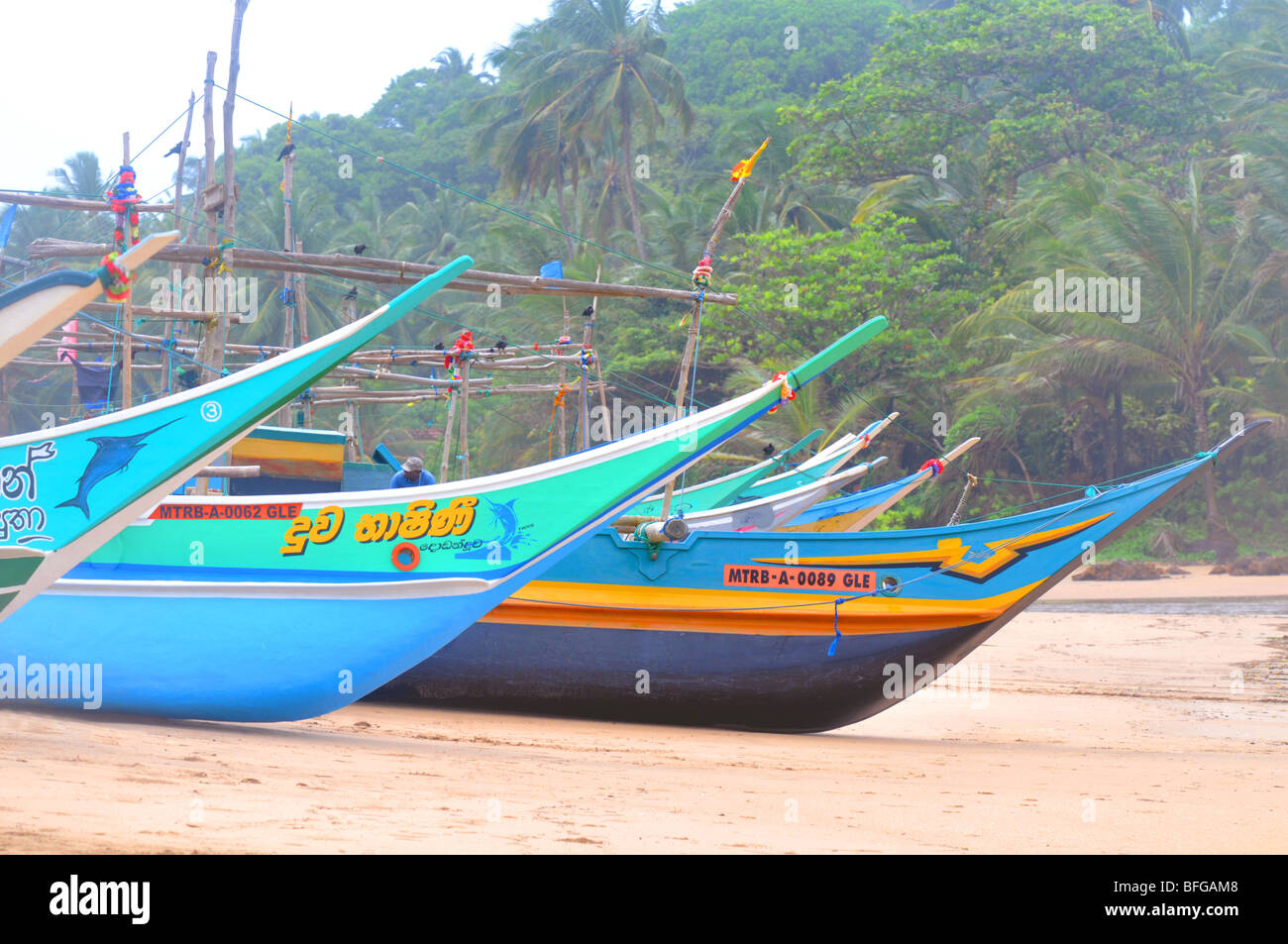Angelboote/Fischerboote am Strand in der Nähe von Galle, Sri Lanka Stockfoto