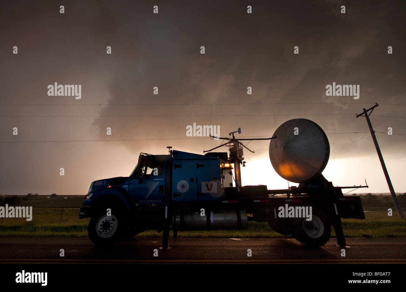 Ein Doppler-Radar-LKW geparkt am Wegesrand im Nordwesten von Missouri, USA, 7. Juni 2009 Stockfoto