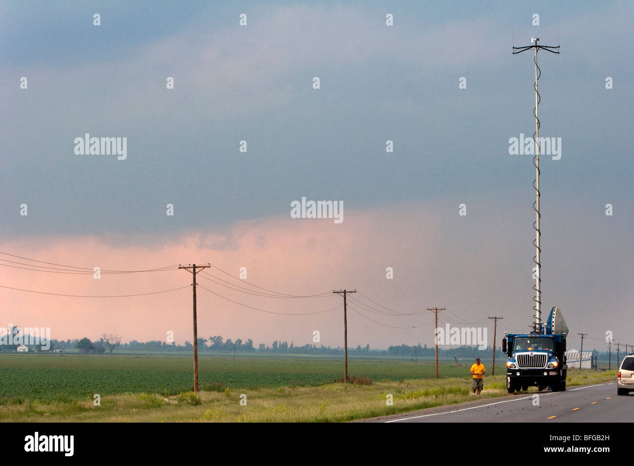 Ein Doppler-Radar-LKW geparkt am Wegesrand im Nordwesten von Missouri, USA, 7. Juni 2009. Stockfoto