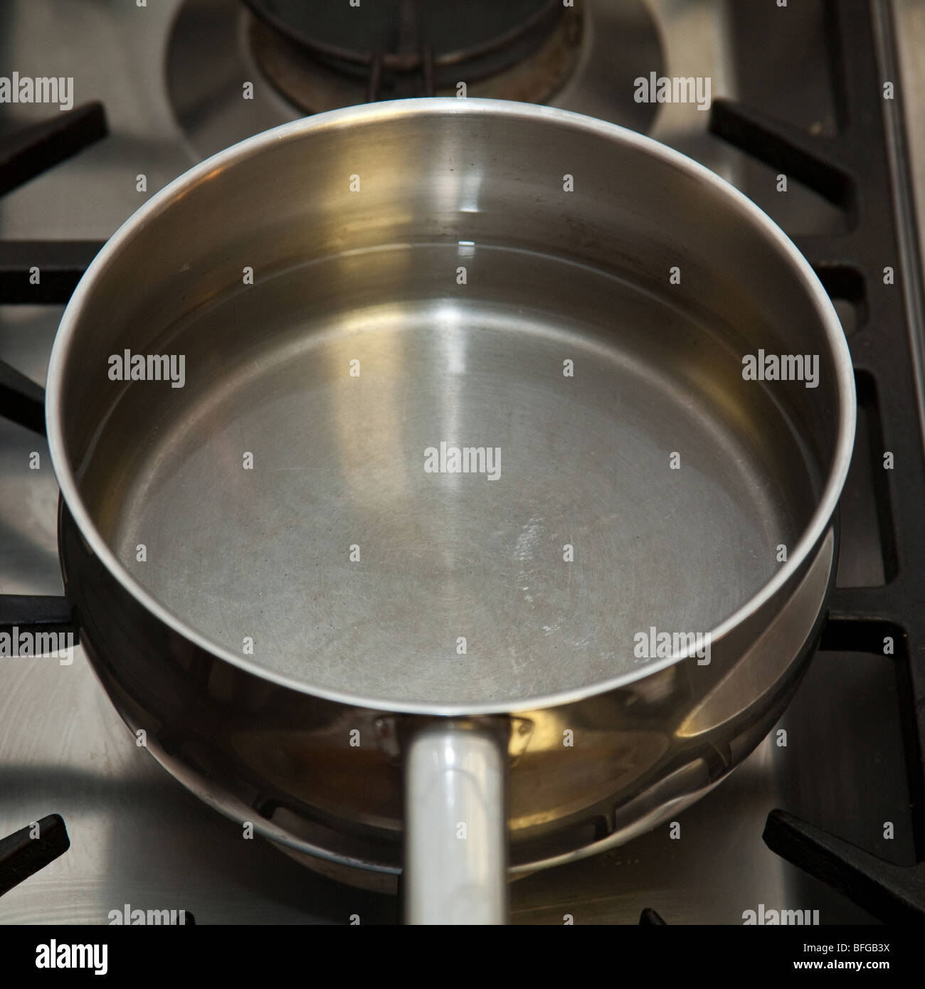 Topf mit Wasser kochen auf einem Gasherd. Stockfoto