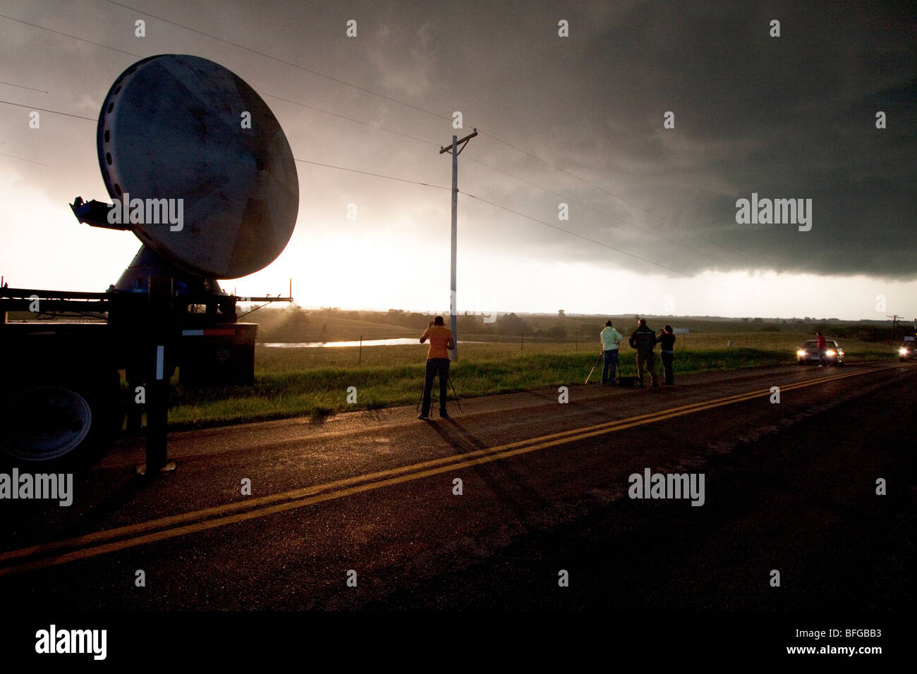 Ein Doppler-Radar-LKW geparkt am Wegesrand im Nordwesten von Missouri, USA, 7. Juni 2009 Stockfoto