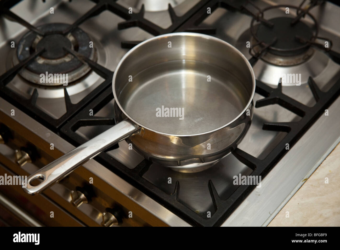 Topf mit Wasser kochen auf einem Gasherd. Stockfoto