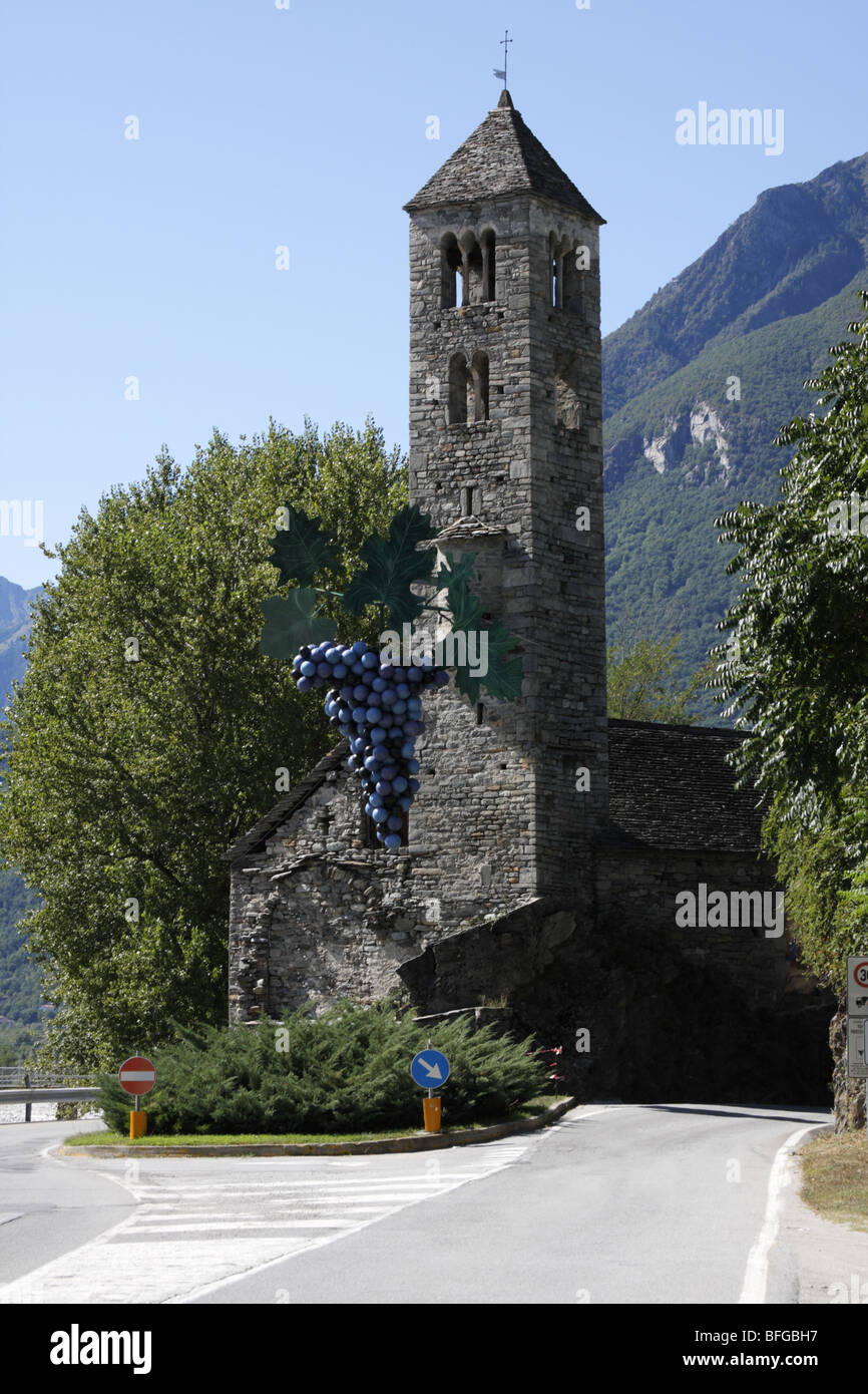 Weinfest (Festa dell'Uva) Dekoration auf alten Kirche, Masera, Italien Stockfoto