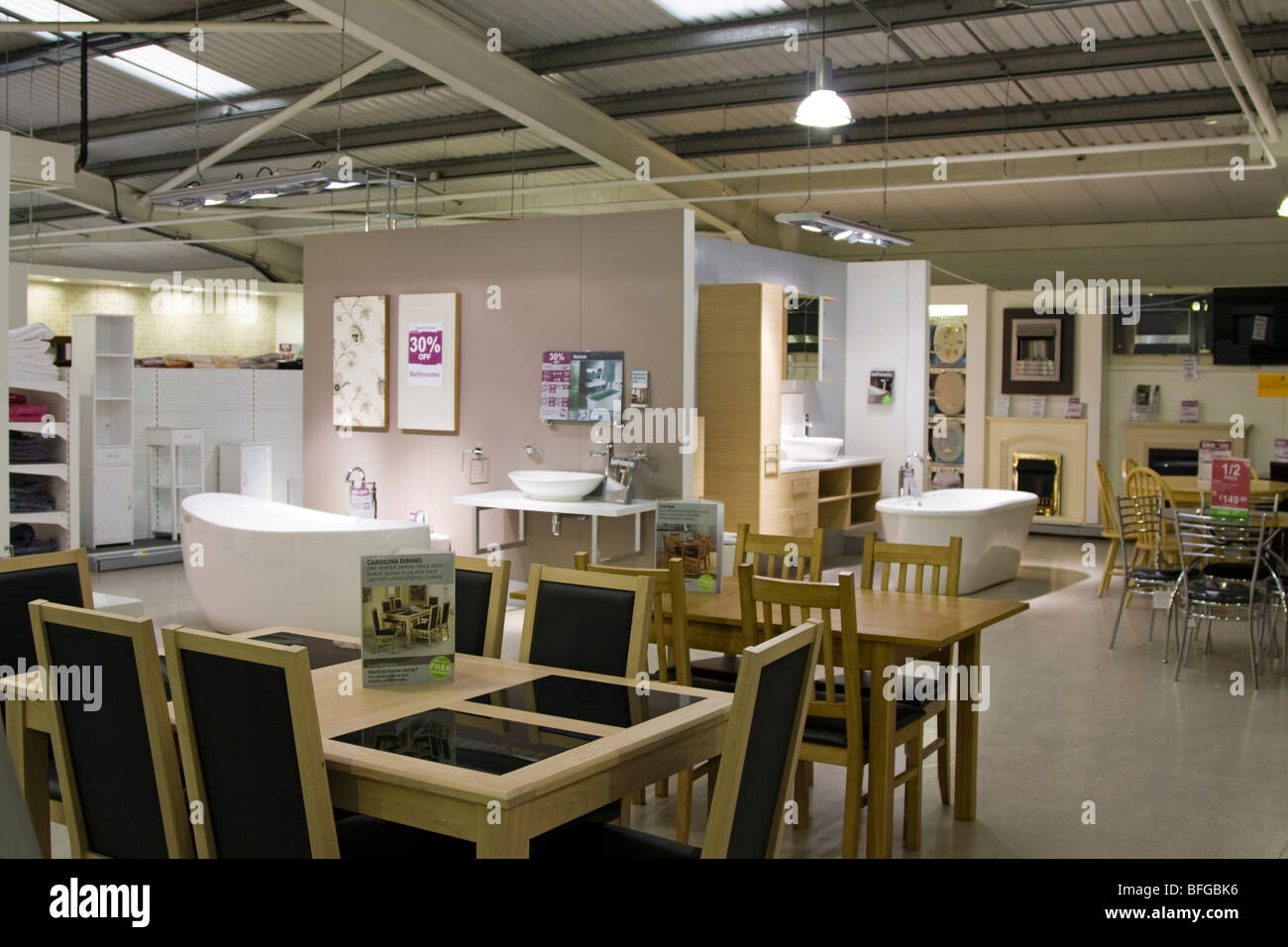 HomeBase Baumarkt Möbel und Haushaltswaren Abteilung Aylesbury Buckinghamshire Stockfoto