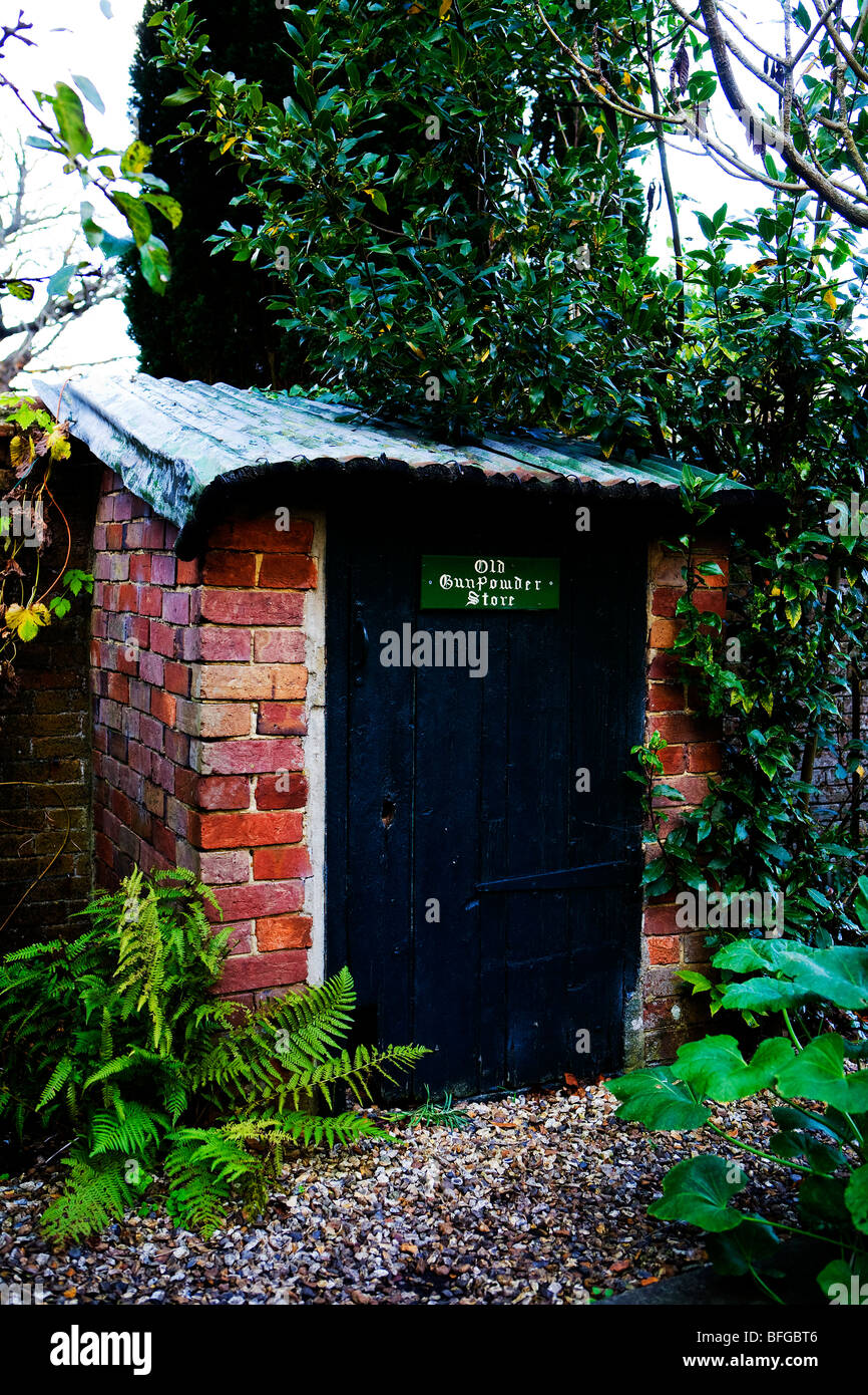 der Garten von The Priest House Museum in der High Street, Wimborne, Dorset, England Stockfoto