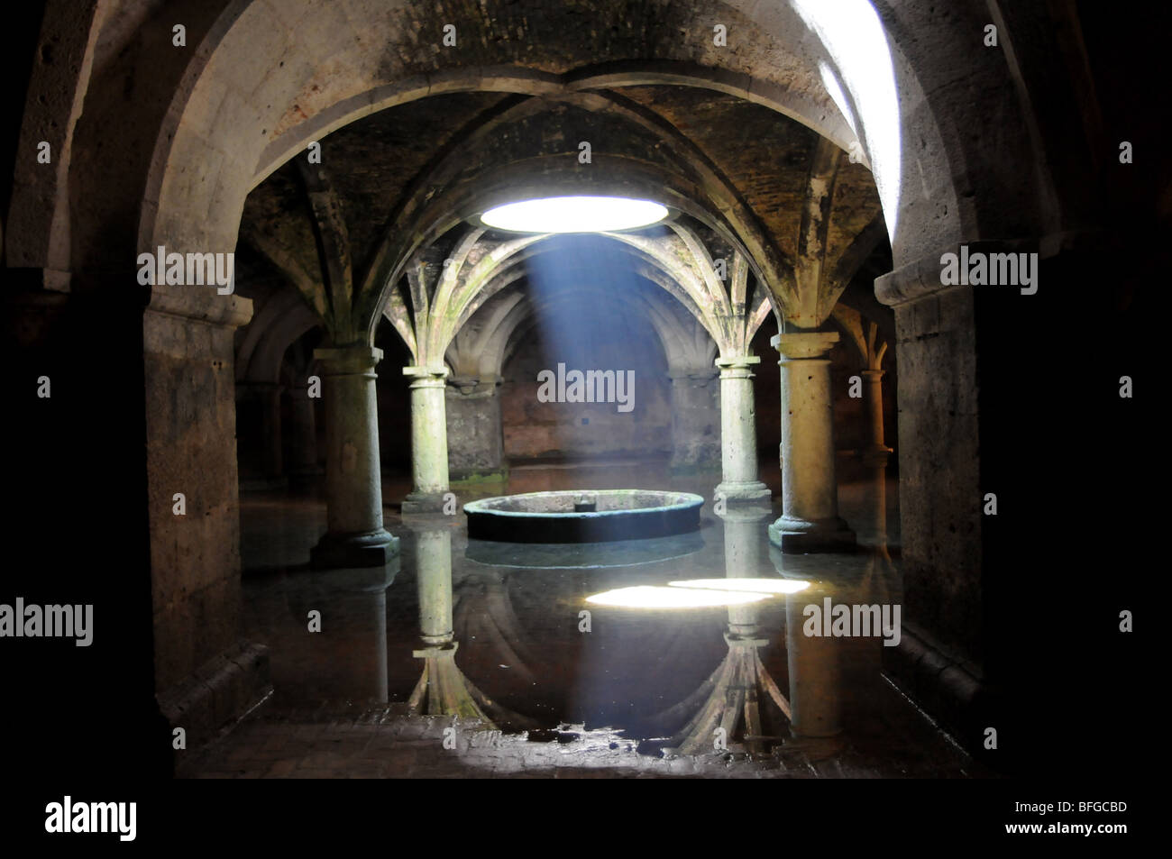 Eine Scherbe des Lichts durchdringt in die portugiesische Zisterne im Bereich Festung von El Jadida, Marokko. Stockfoto