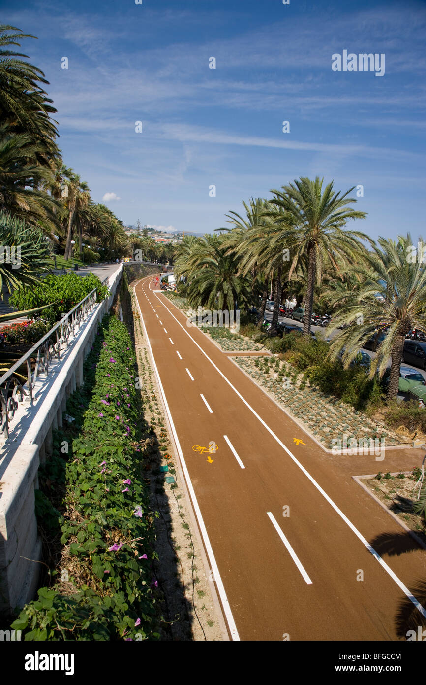Fahrradweg direkt am Meer, San Remo, Ligurien, Italien Stockfoto