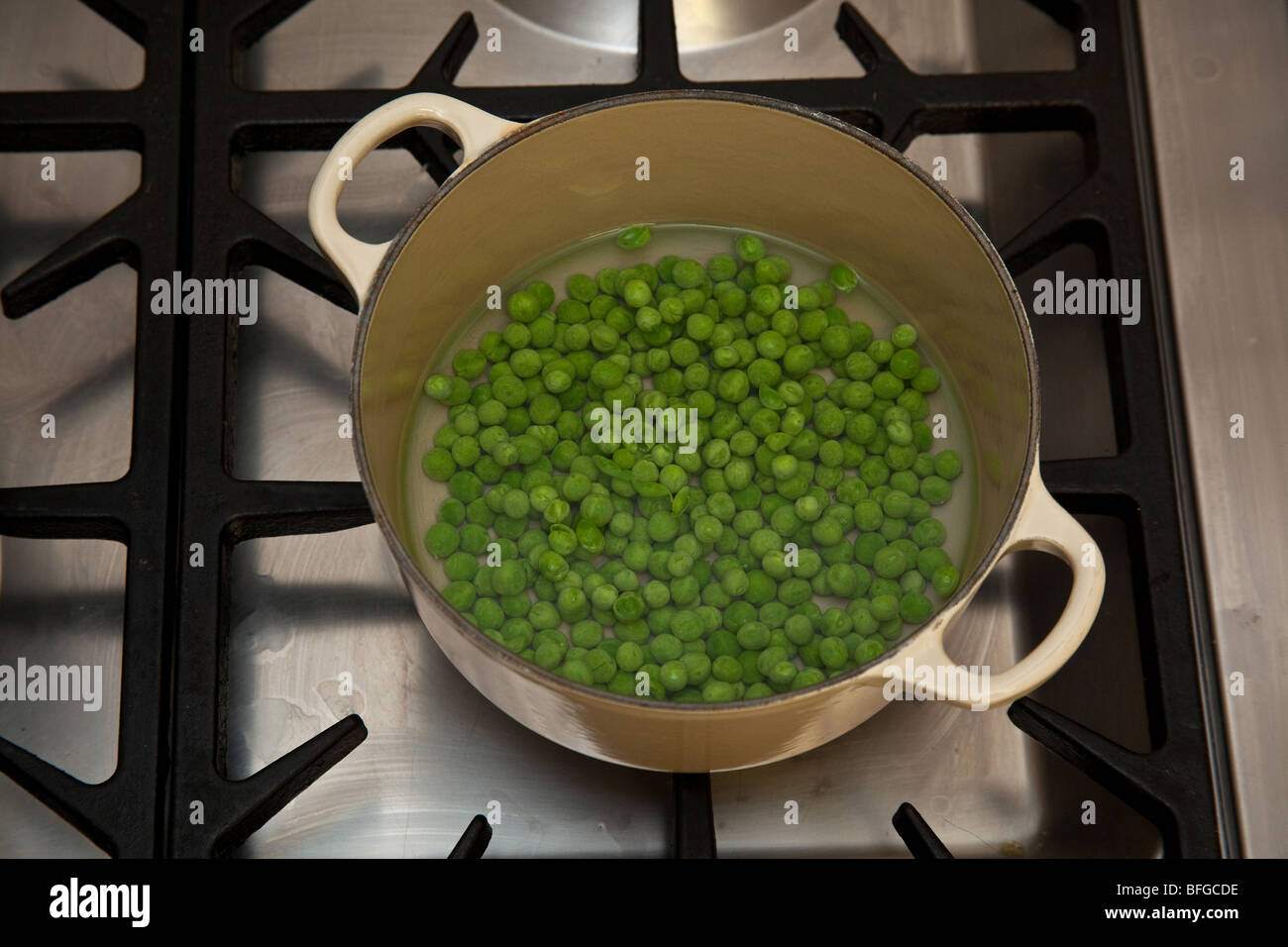 Markerbsen Kochen auf einem Gasherd Stockfoto