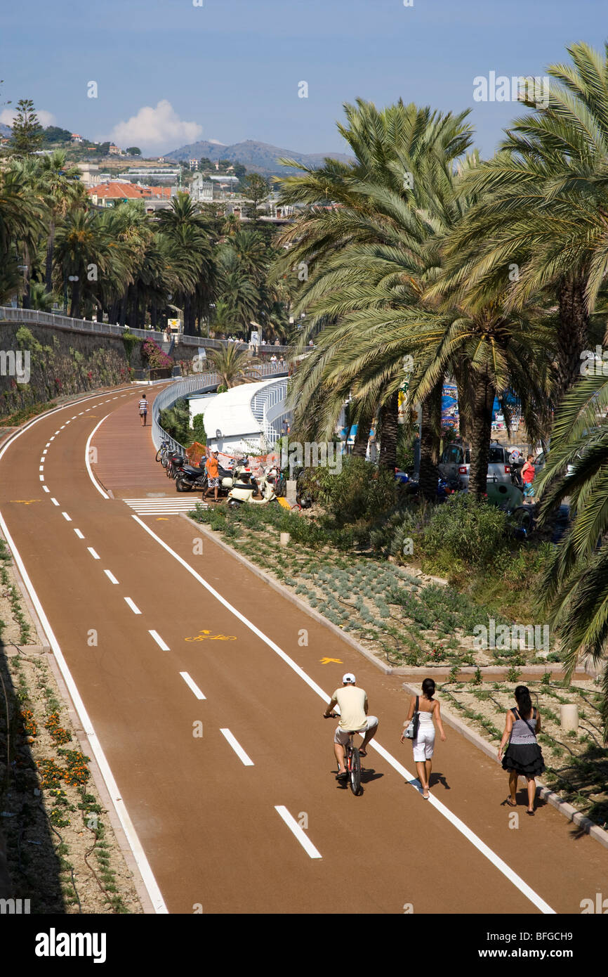 Fahrradweg direkt am Meer, San Remo, Ligurien, Italien Stockfoto