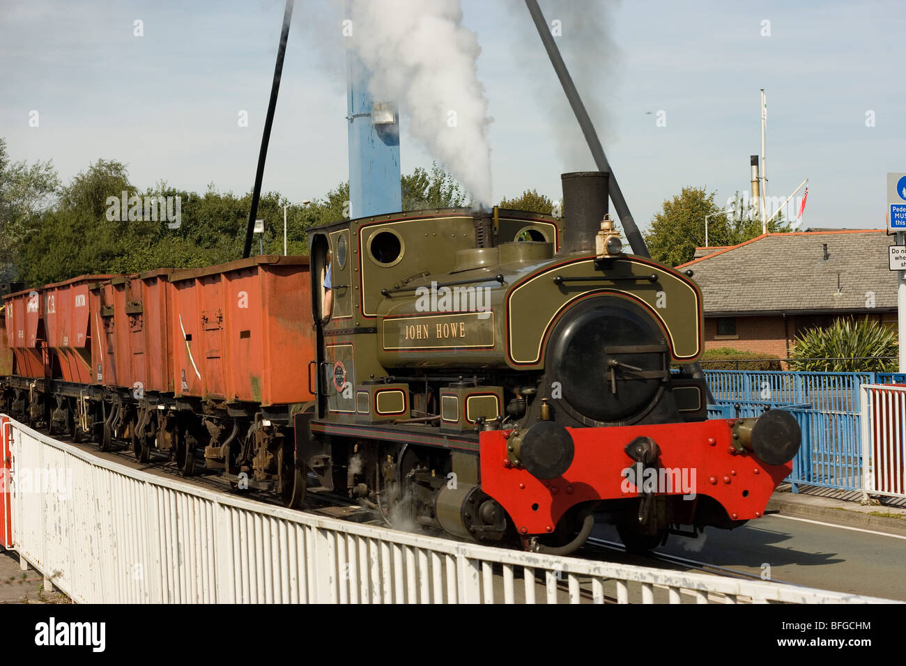 Tank Motor John Howe schleppen einen Güterzug bei Ribble Steam Railway Preston Lancashire Stockfoto Tank Motor John Howe schleppen einen Güterzug bei Ribble Steam Railway Preston Lancashire Stockfoto