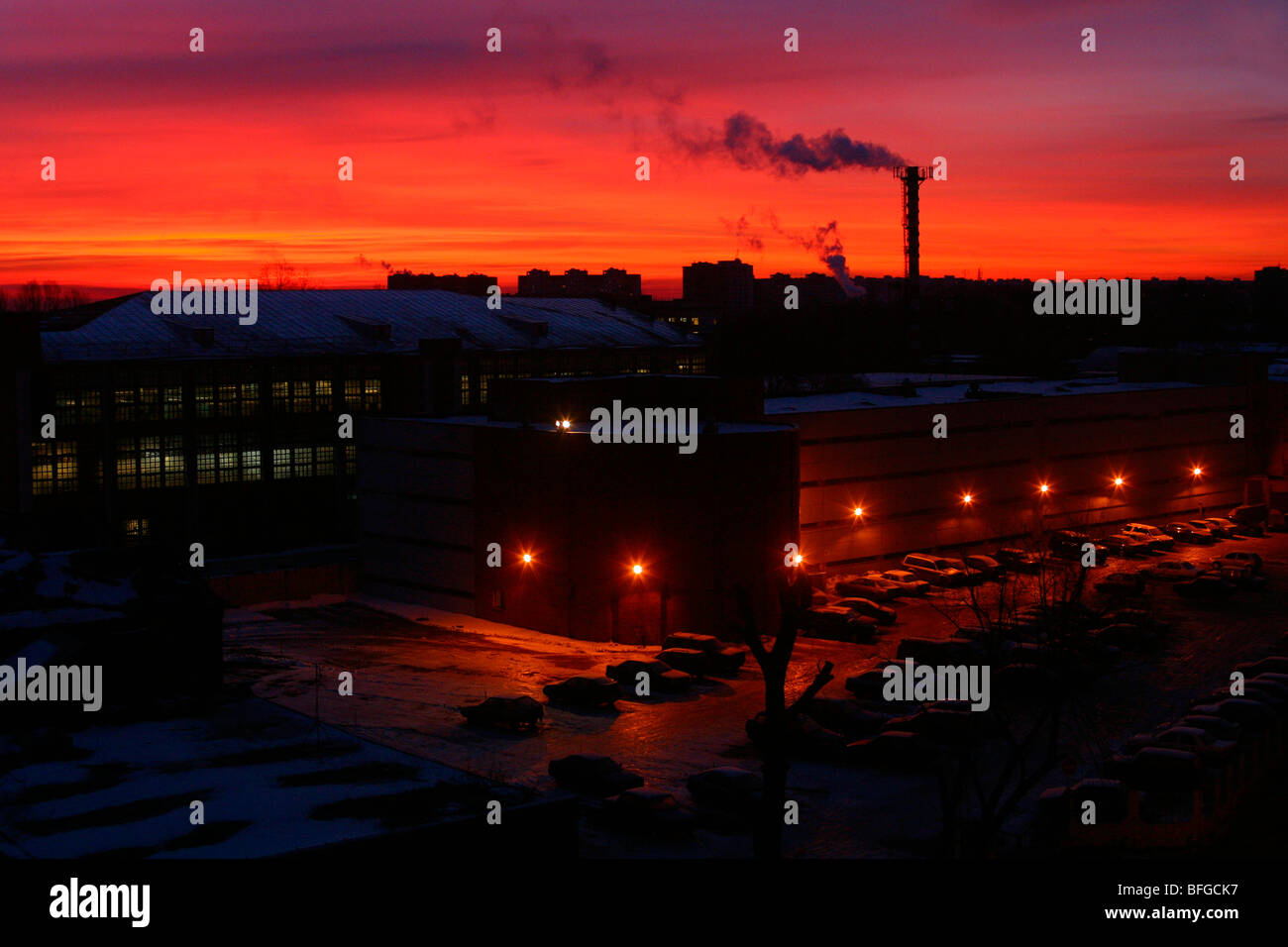 Sonnenuntergang über Rauchen Fabrikschlot industrielle Skyline, Städtisches Motiv. Stockfoto